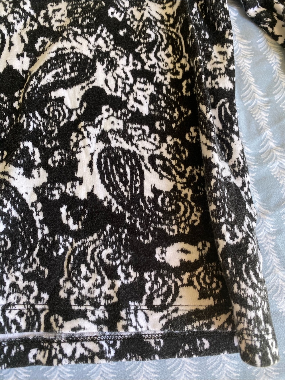 Anne Klein Black and White Paisley Print Key Hole Button Front Long Sleeve Top - Picture 4 of 7